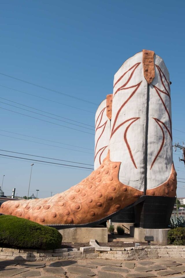 Facts about the largest cowboy boots in Texas